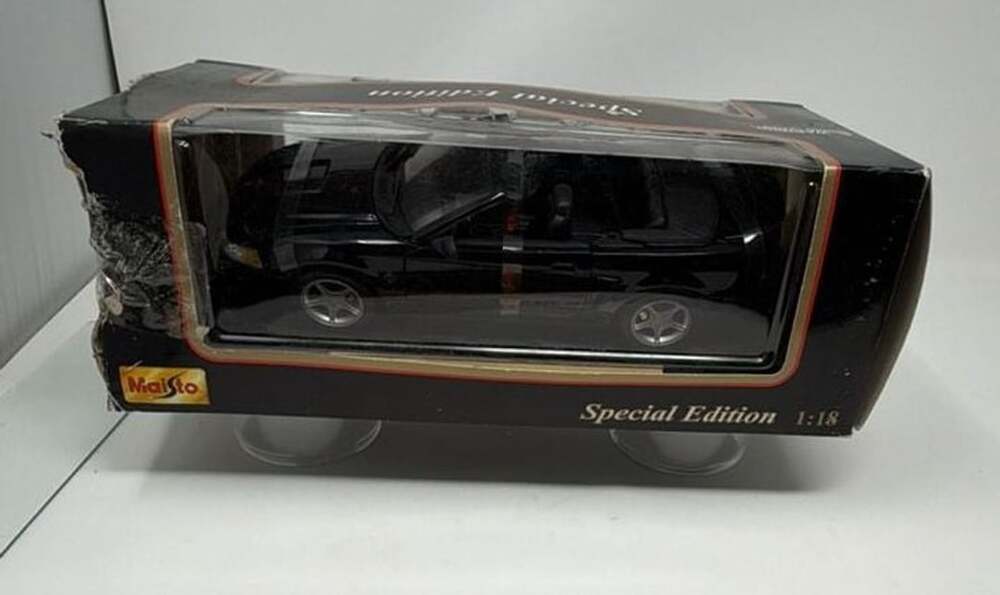 Maisto 1/18 Scale Special Edition 1999 Ford Mustang GT Convertible Black Diecast